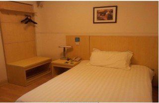 Jingjiang Caobao Railway Station Hotel 3*