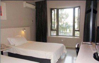 Jinjiang Caohejing Xingzhong Road Railway Station Hotel 3*