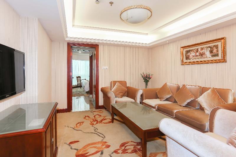 Vienna Hongqiao Airport Center 3*