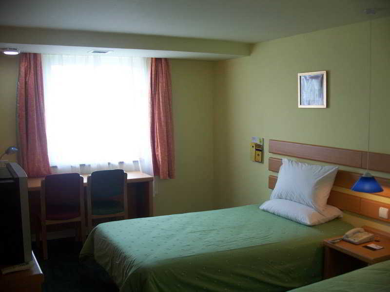 Pudong Nanpu Bridge Tangqiao Commercial Square Otel