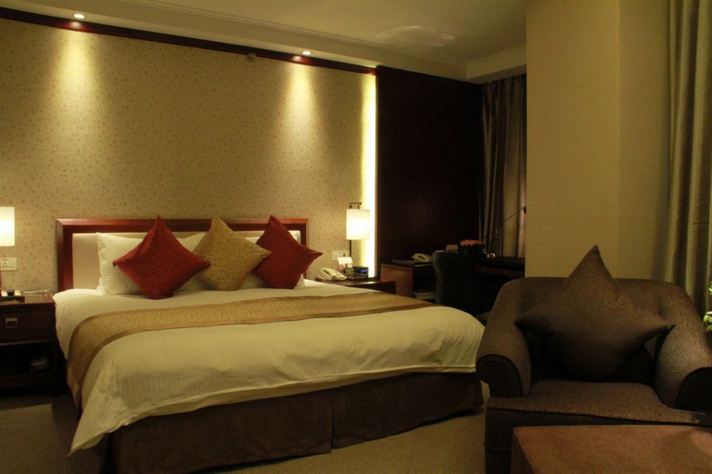 - Nanjing Road Hotel 4*