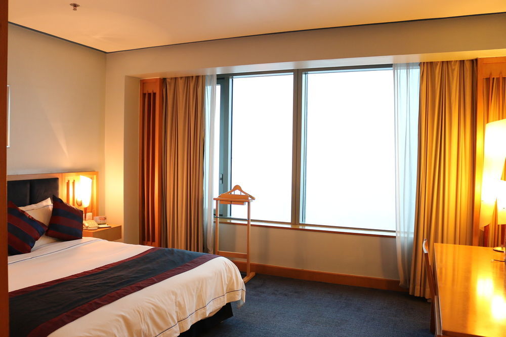 Hotel Novotel Atlantis - Breakfast In The Clouds With River View In The Revolving Restaurant & 24hours Free Self-laundry