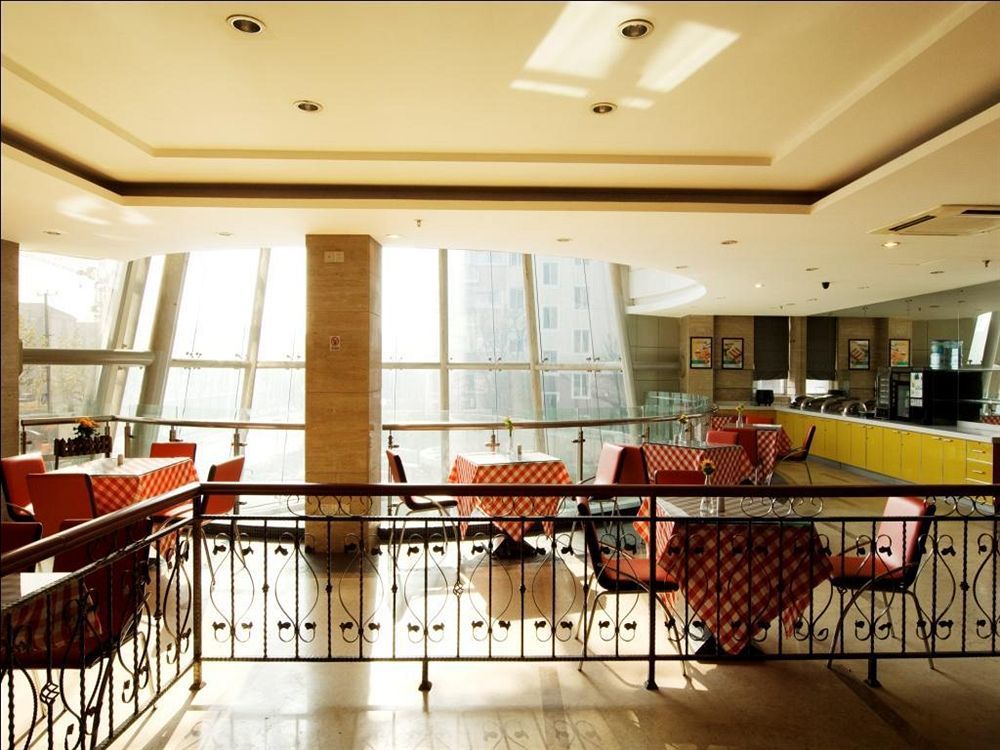 Jingjiang Caobao Railway Station Hotel