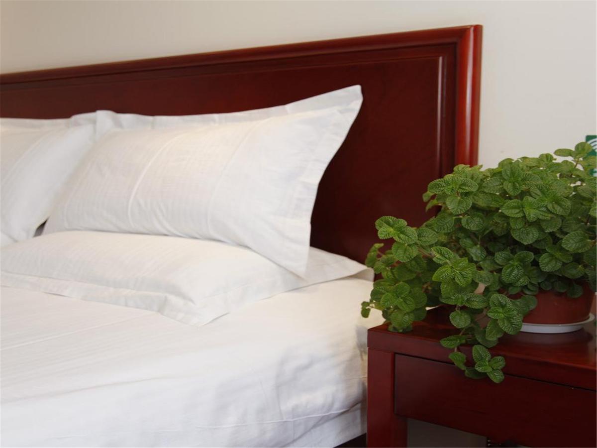 Greentree Changyang Road Jiangpu Park Metro Station Business Hotel