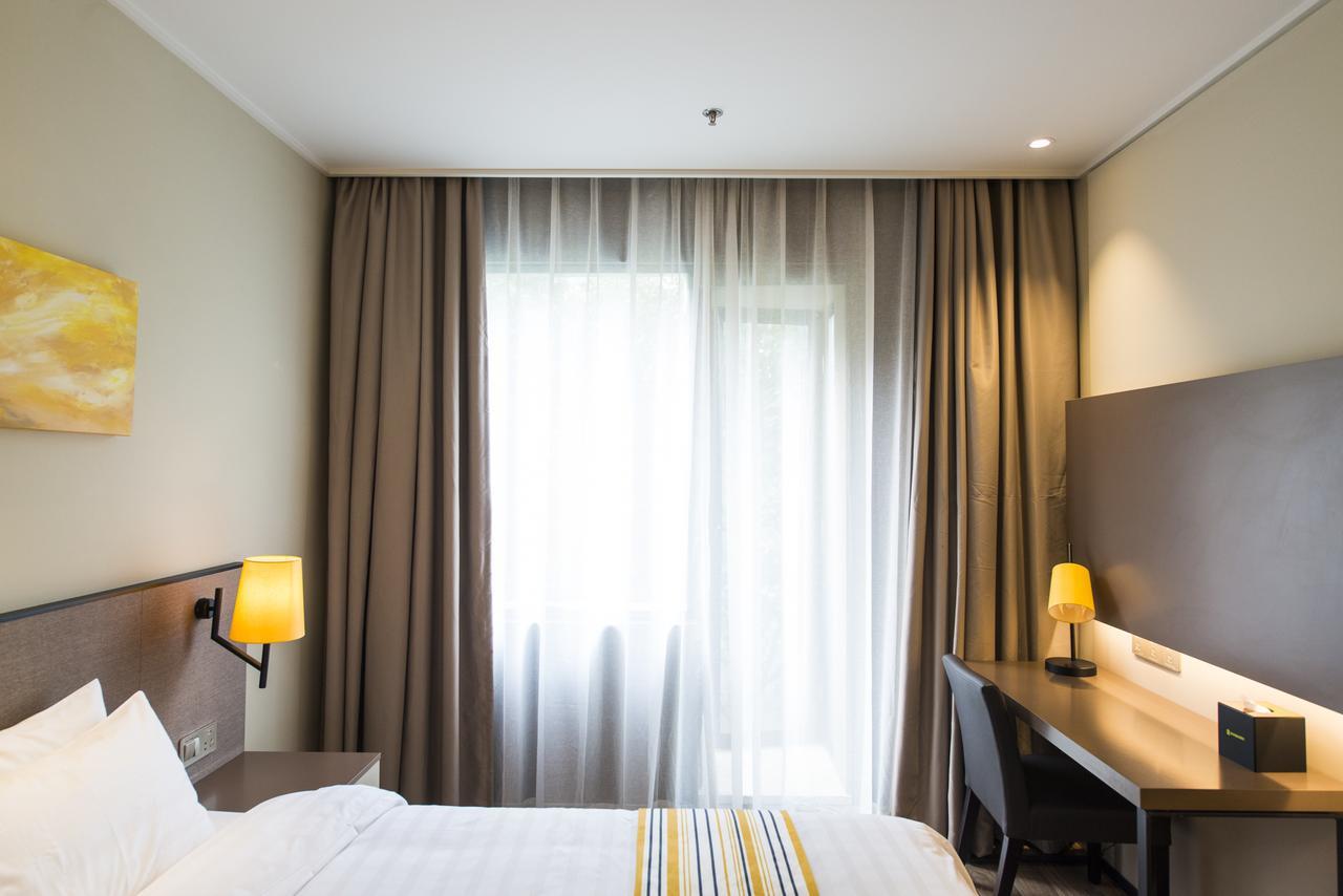 Hotel Home Inn Plus Shanghai Pudong Lujiazui Expo Park South Pudong Road 3*