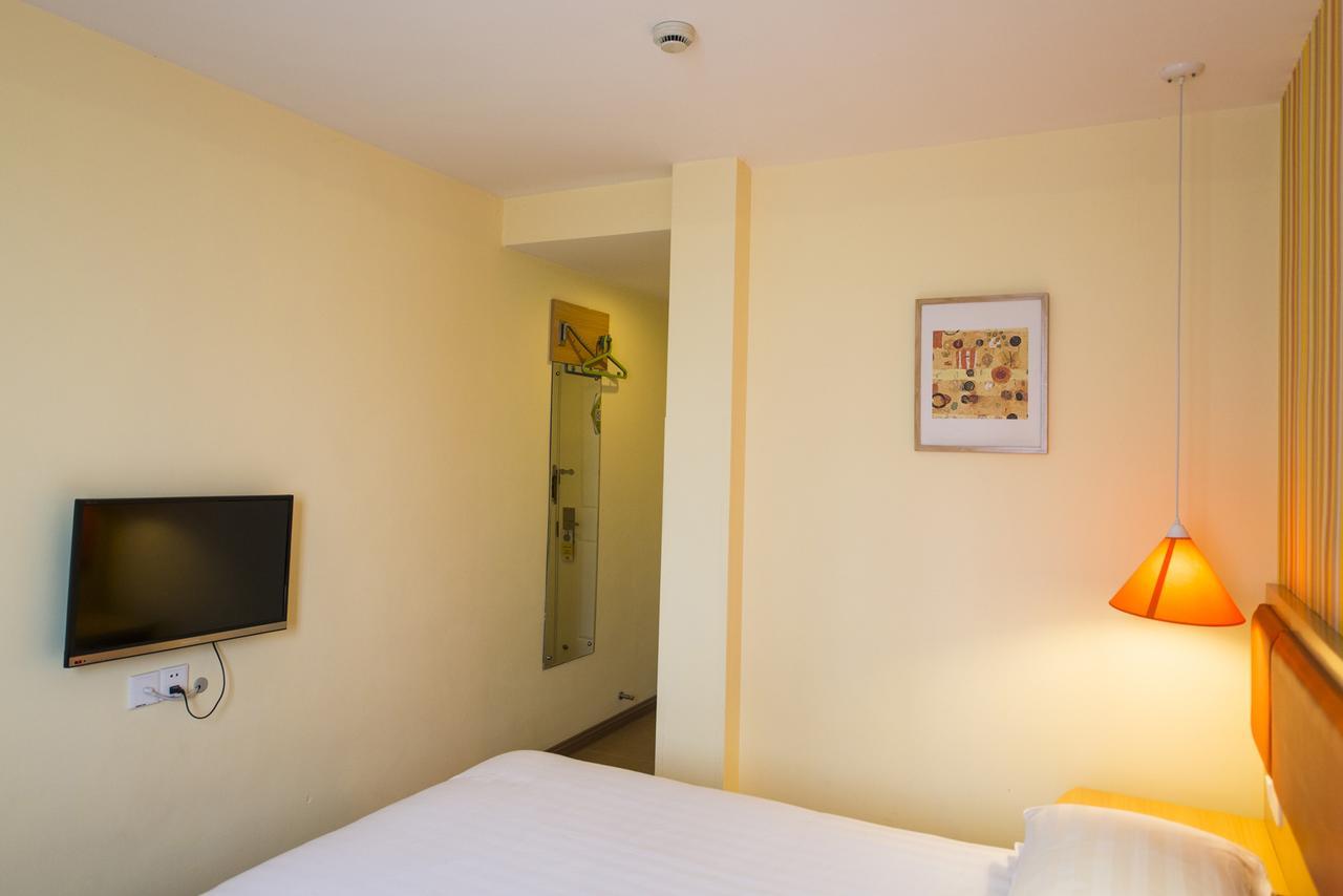 Changshou Road Metro Station Hotel 2*