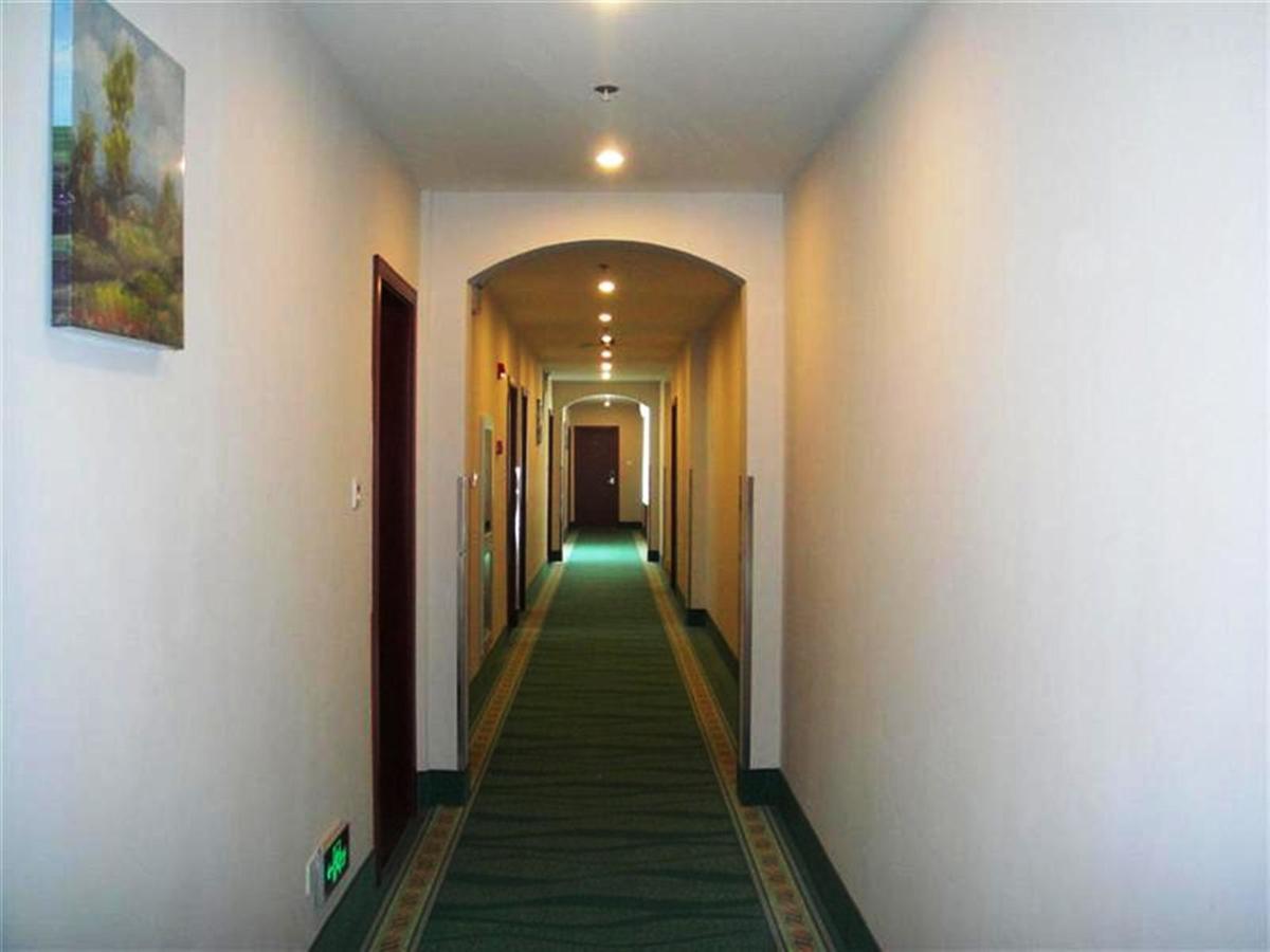 Hotel Greentree Xupu Bridge 3*