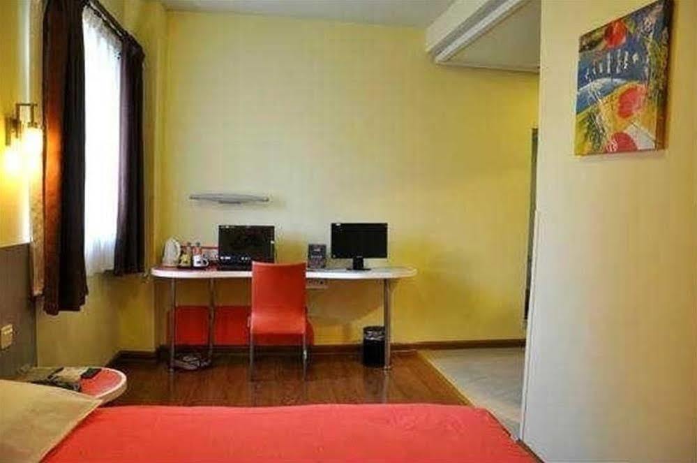 Lu Xun Park Hotel 2*