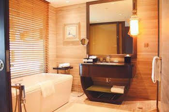 Sheraton Waigaoqiao Hotel 5*