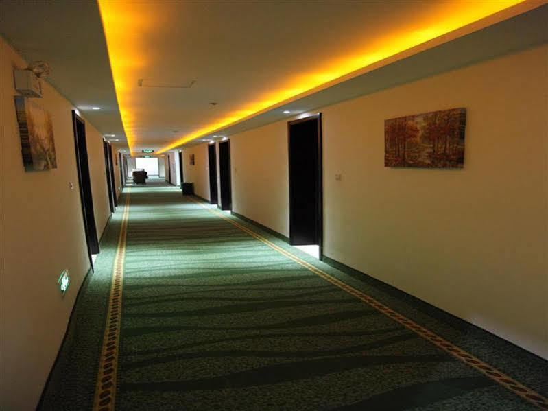 Hotel Greentree Alliance Minhang Jiaotong 3*