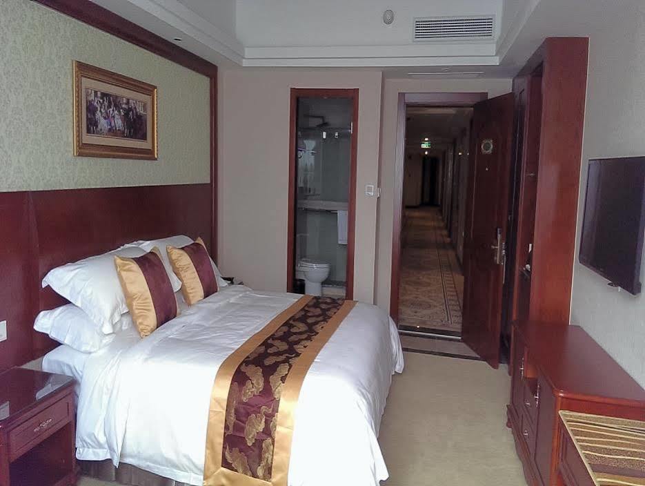 Vienna International Hongqiao Hub Caoan Road Hop