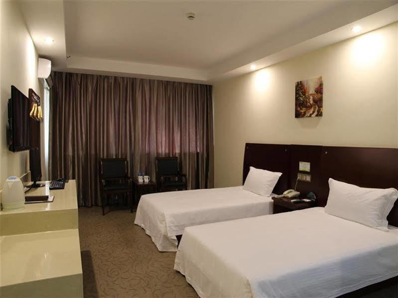 Hotel Greentree Baoshan Yanghang Shuichan Road 3*