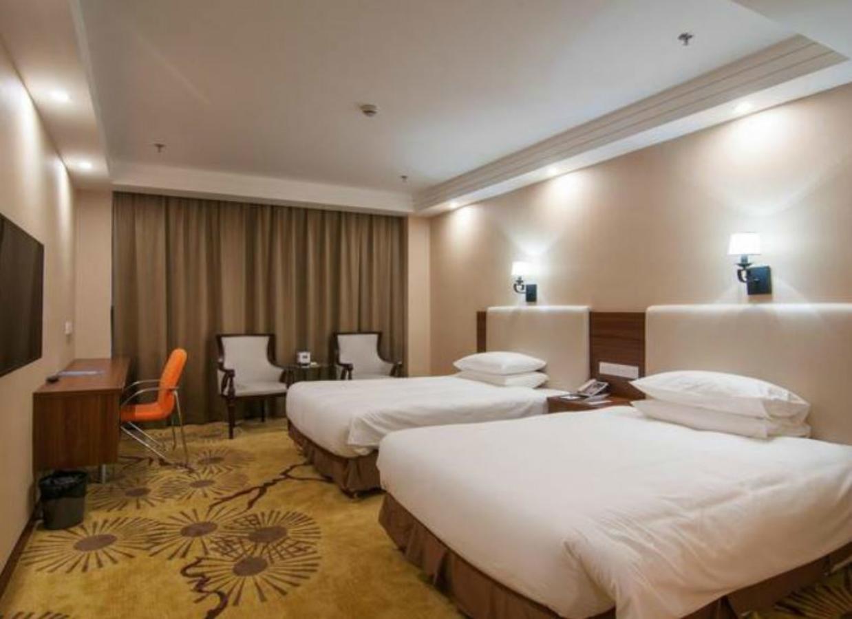 Gloria Plaza Kangqiao Hotel 3*