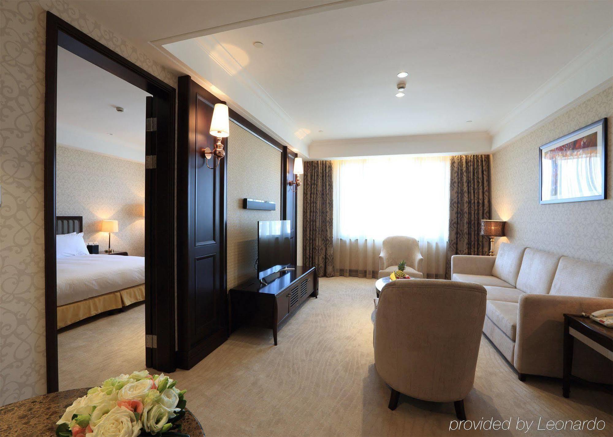 Evergreen Laurel Hotel, Hotel