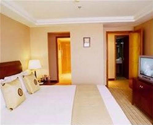 Onehome Yalong International Hotel 4*