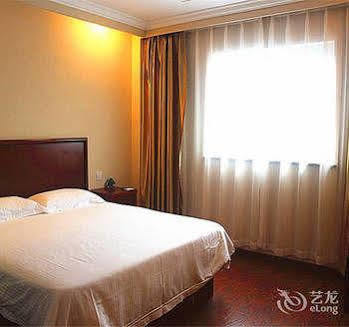 Greentree Pudong Airport Huaxia East Road Railway Station Shell 3*