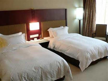 Howard Johnson Wyndham Leonora Plzaz Hotel
