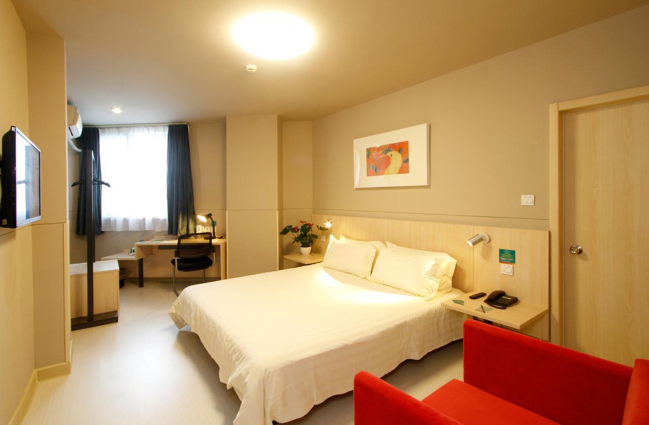 Hotel Jingjiang East China Normal 2*