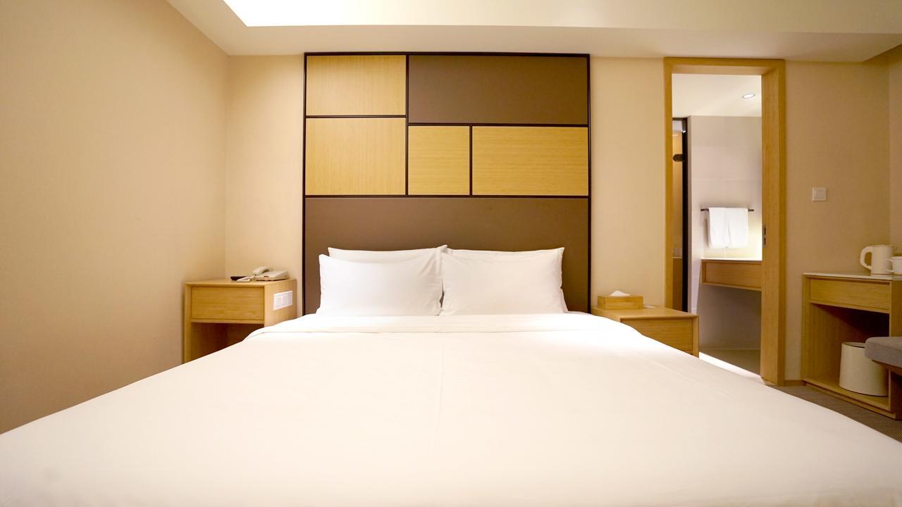 Ji Bund East Nanjing Road Pedestrian Street Hotel