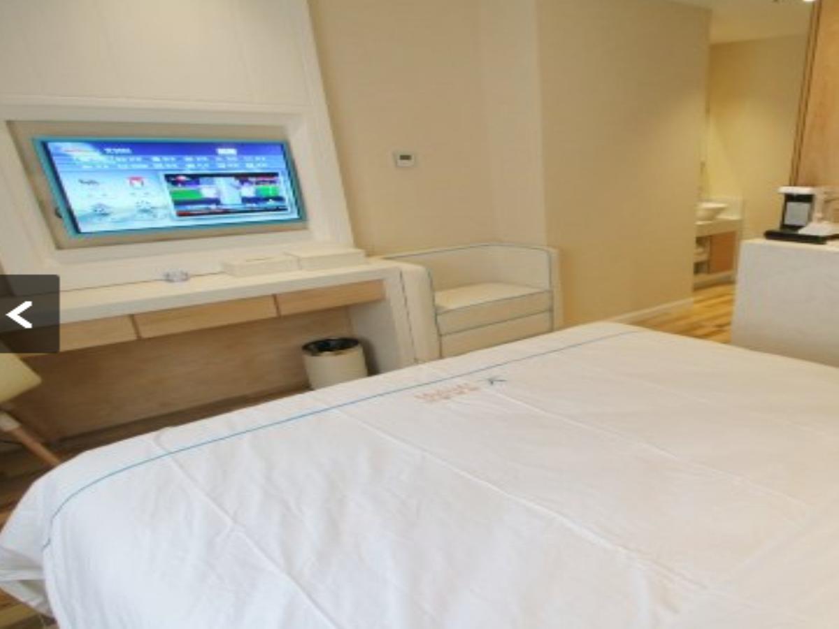 Jinglai Pudong Airport Chuansha Metro Station Hotel