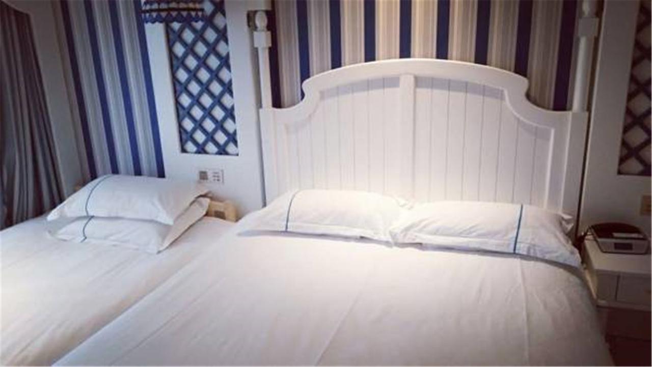 Jinglai Pudong Airport Chuansha Metro Station Hotel 2*