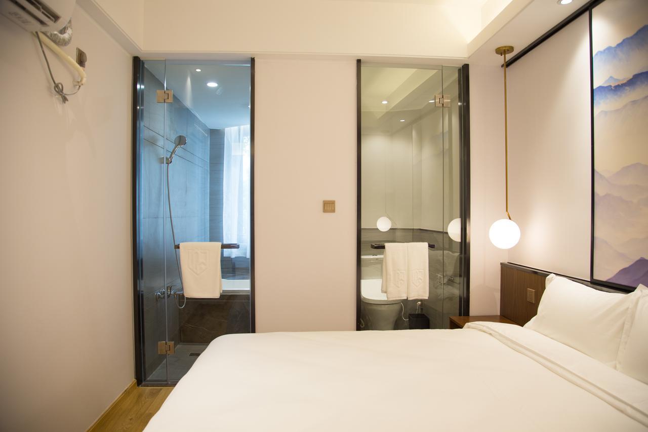 Berkesy Jinqiao Hotel 4*