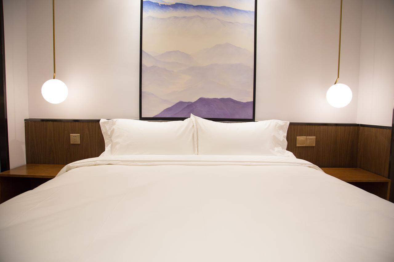 Berkesy Jinqiao Hotel