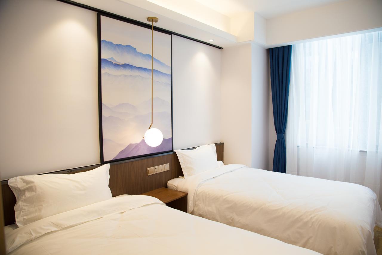 Berkesy Jinqiao Hotel
