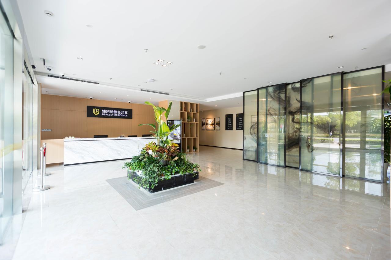 Hotel Berkesy Pujiang 4*