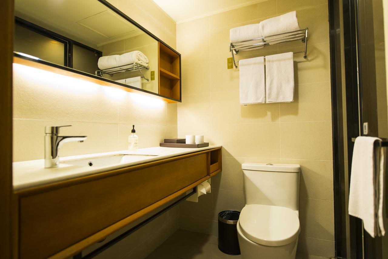 Ji Hongqiao Airport Huqingping Highway 4* Shanghai