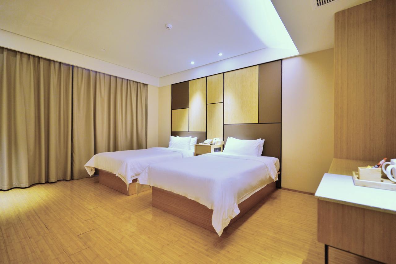 Ji Hongqiao Airport Huqingping Highway Hotel 4*