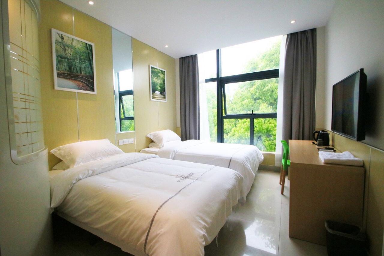 100 Pudong Airport Hotel 2*