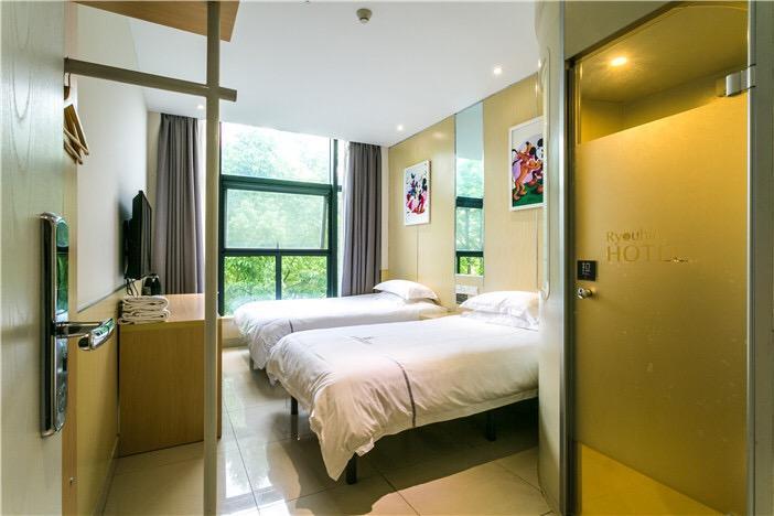 100 Pudong Airport Hotel 2*
