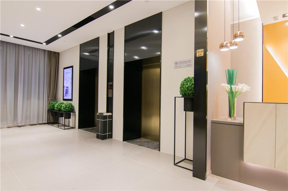 Business Trip Gold North Bund Dalian Road Metro Station 3*