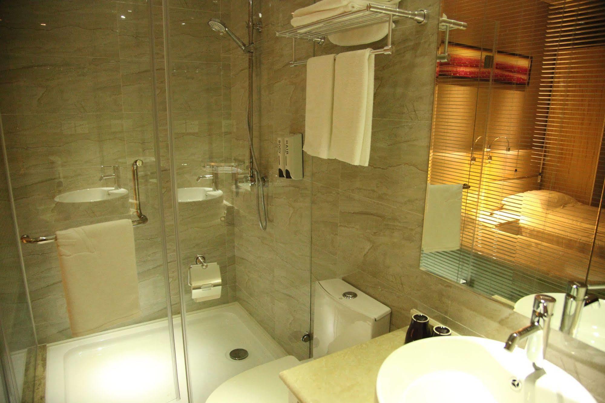 Fish East Nanjing Road Hotel 2*