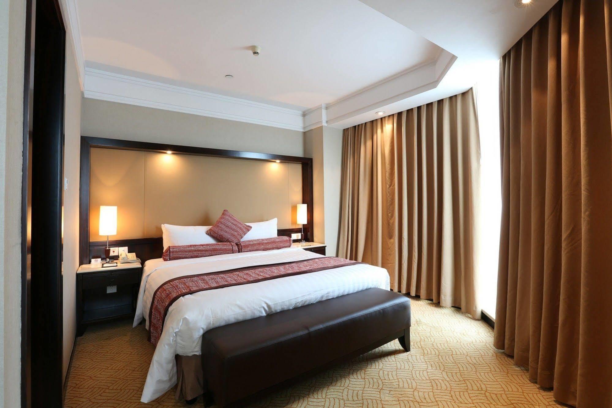 Howard Johnson Huaihai Hotel