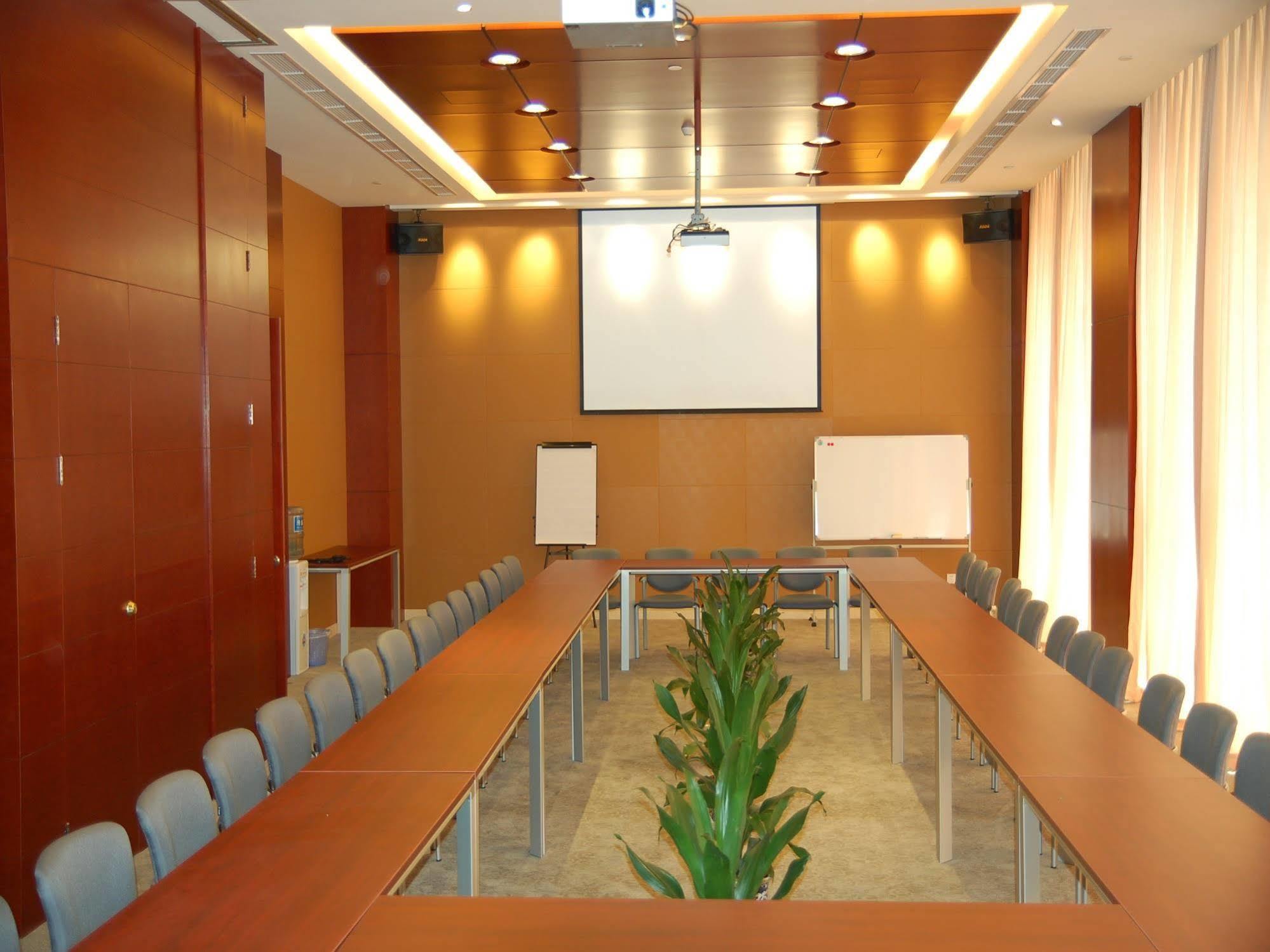 Jinjiang Caohejing Xingzhong Road Railway Station Hotel 3*