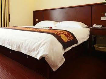 Greentree Inn Shanghai Pudong Airport Town Express Hotel 2*