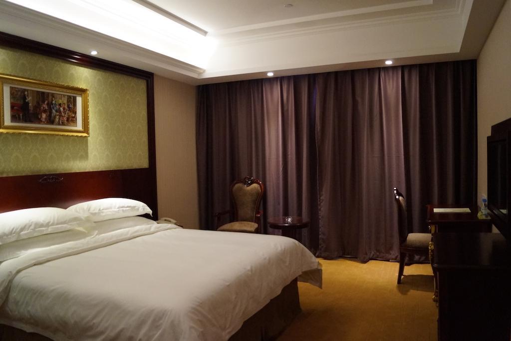 Huhua Business Hotel 3*