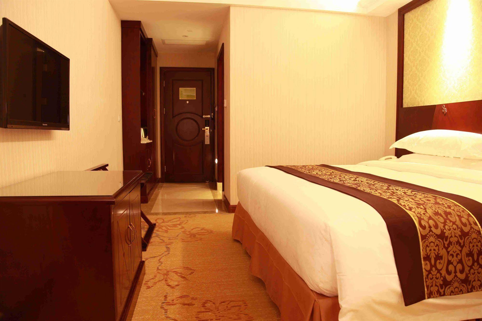 Vienna Pudong Airport Hotel 2*