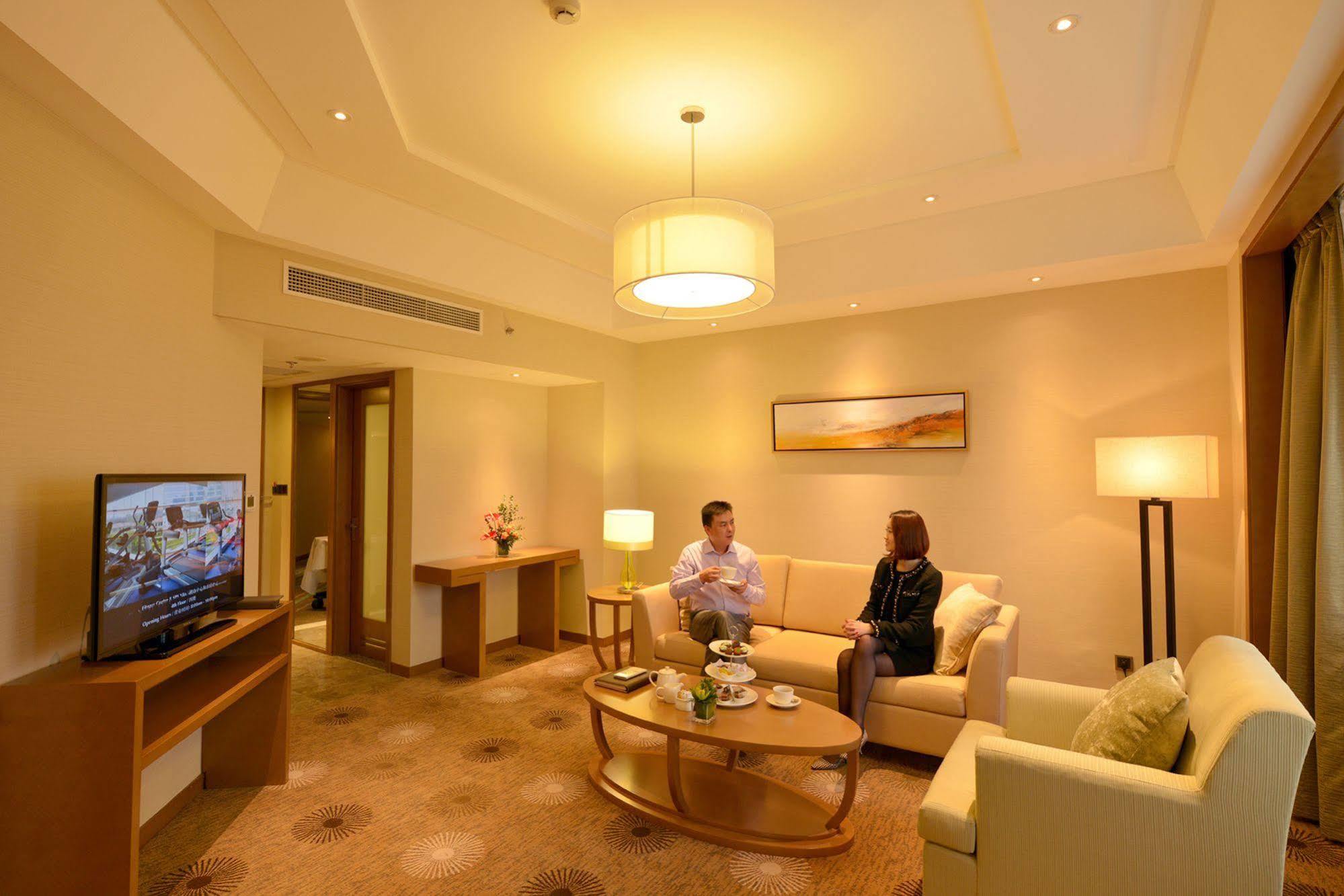 Ramada Plaza Pudong Hotel 4*