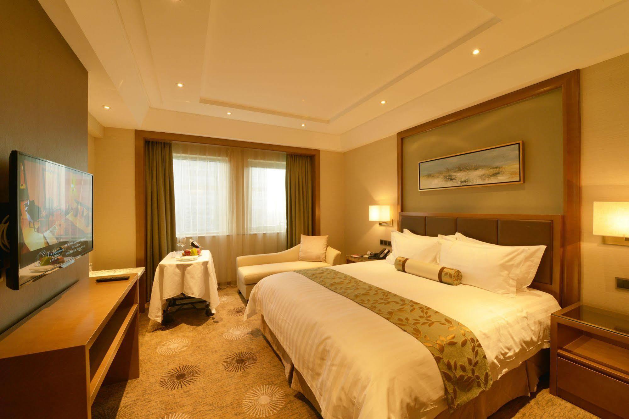 Ramada Plaza Pudong Hotel 4*