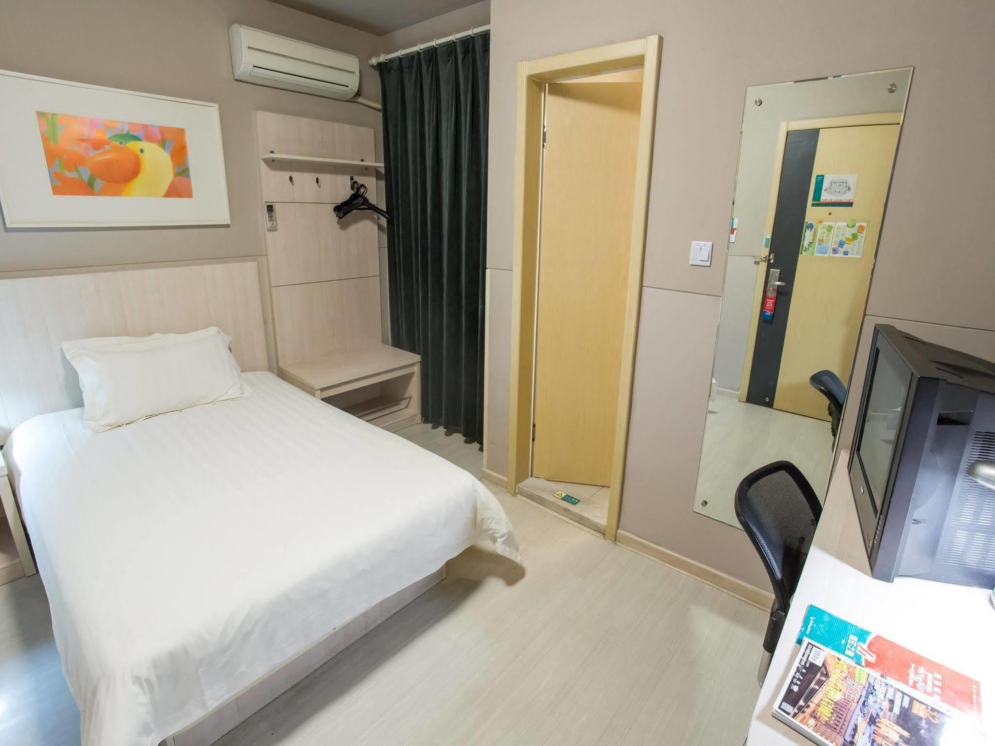 Jingjiang Caobao Railway Station Hotel