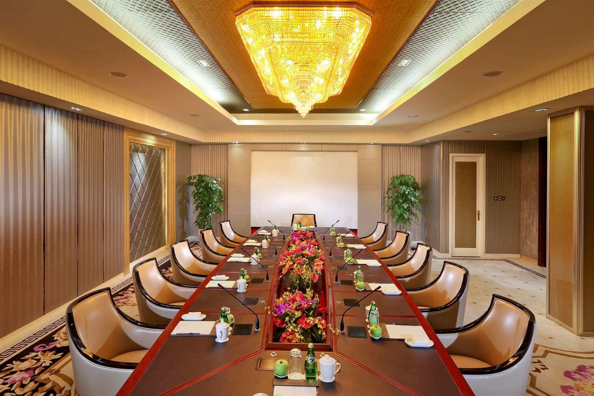 Royal International - Pudong International Airport Otel 5*