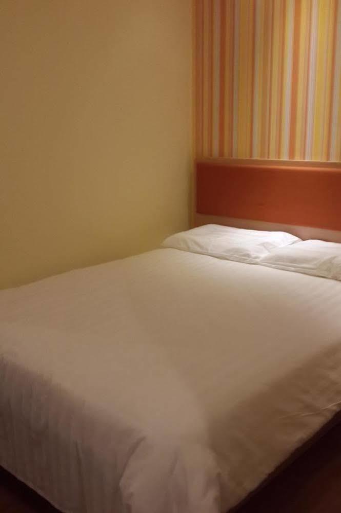 Hongqiao Hub Jiangqiao Wanda Plaza 2* Shanghai