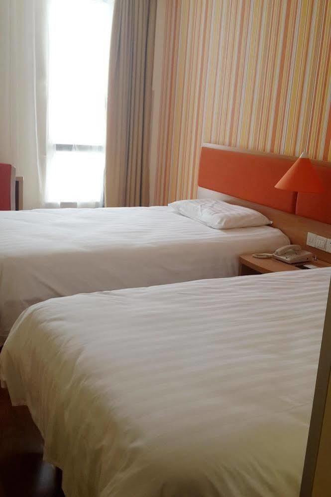 Hongqiao Hub Jiangqiao Wanda Plaza