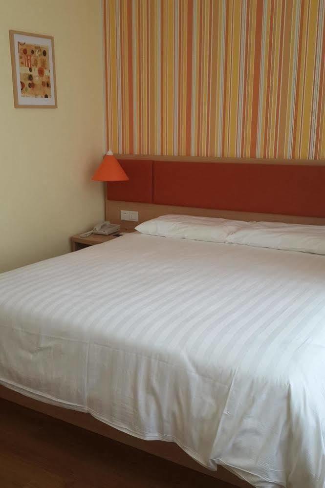 Hongqiao Hub Jiangqiao Wanda Plaza Hotel