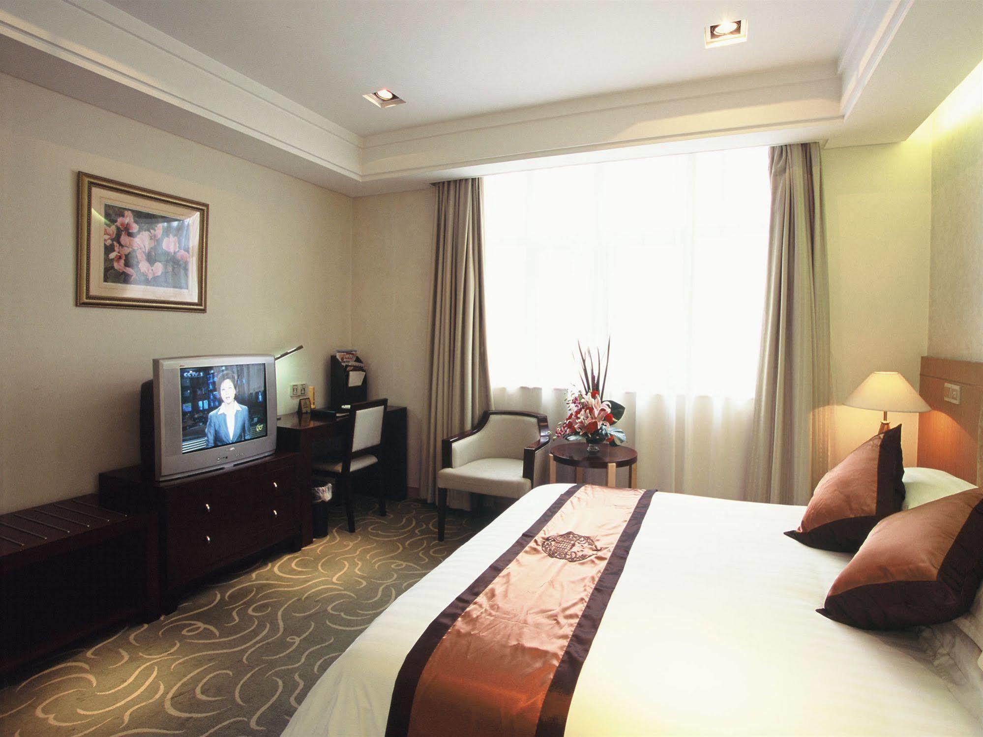 Hotel Donghu 5*