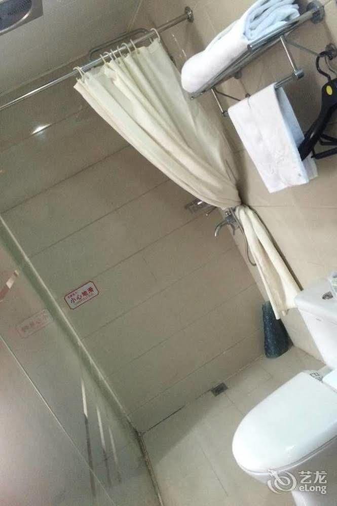 Yuhang Hotel 3*