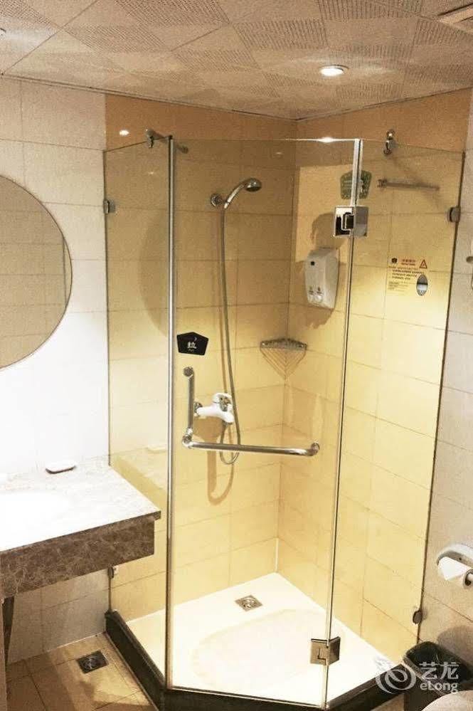 Lu Jia Zui Hotel 2*